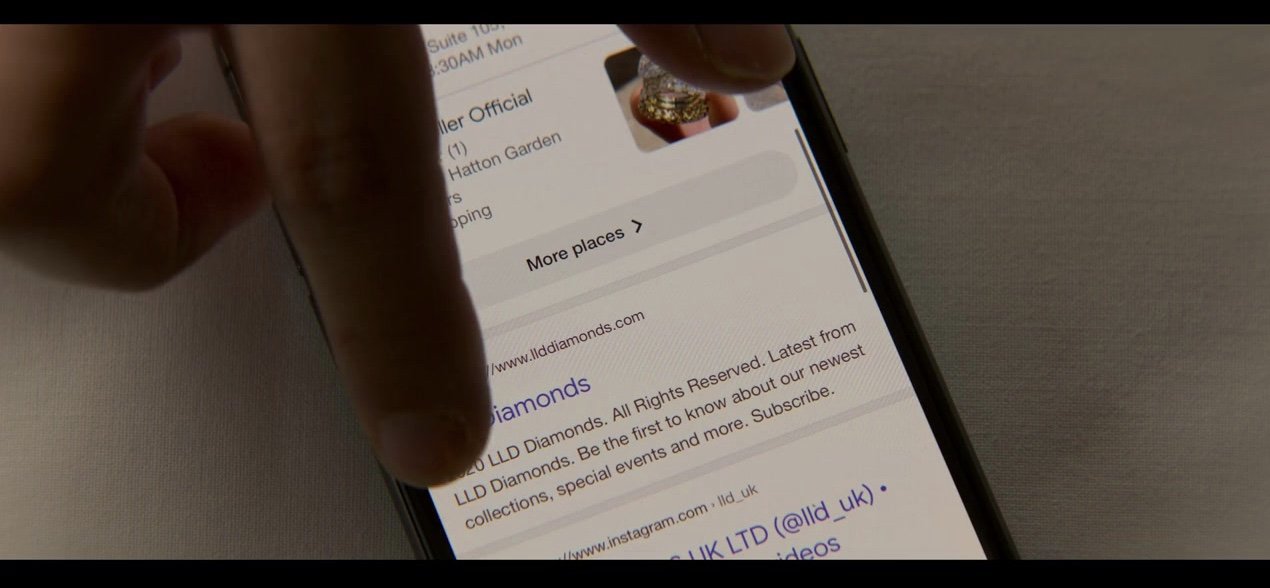 Кадр 2 з Аферист із Tinder