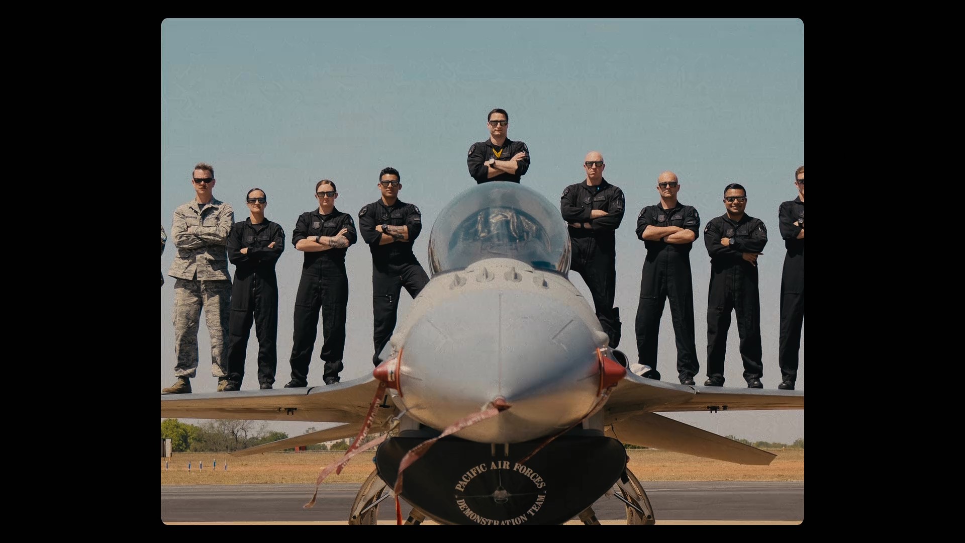 Кадр 1 з Буревісники: Еліта Повітряних сил США