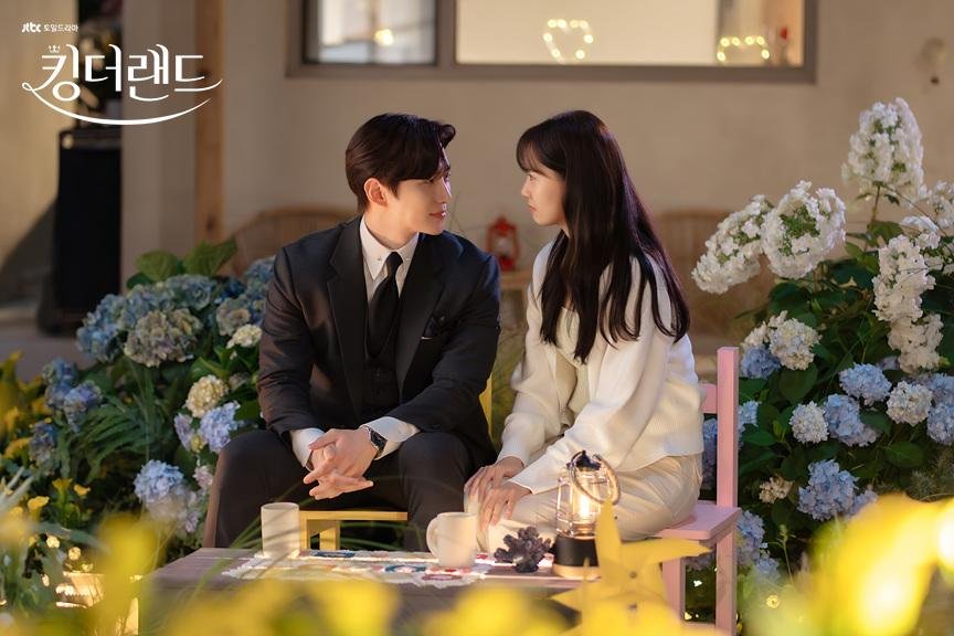 Кадр 1 з Король землі / Посмішка для спадкоємця 1 сезон