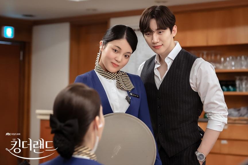 Кадр 3 з Король землі / Посмішка для спадкоємця 1 сезон