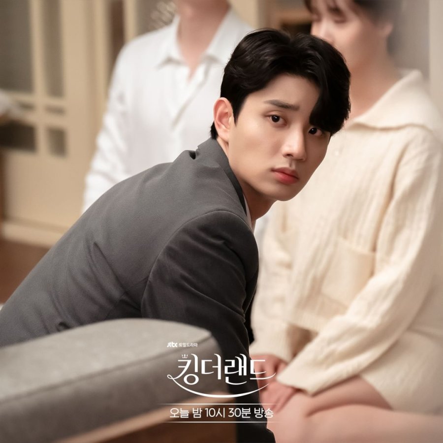 Кадр 4 з Король землі / Посмішка для спадкоємця 1 сезон