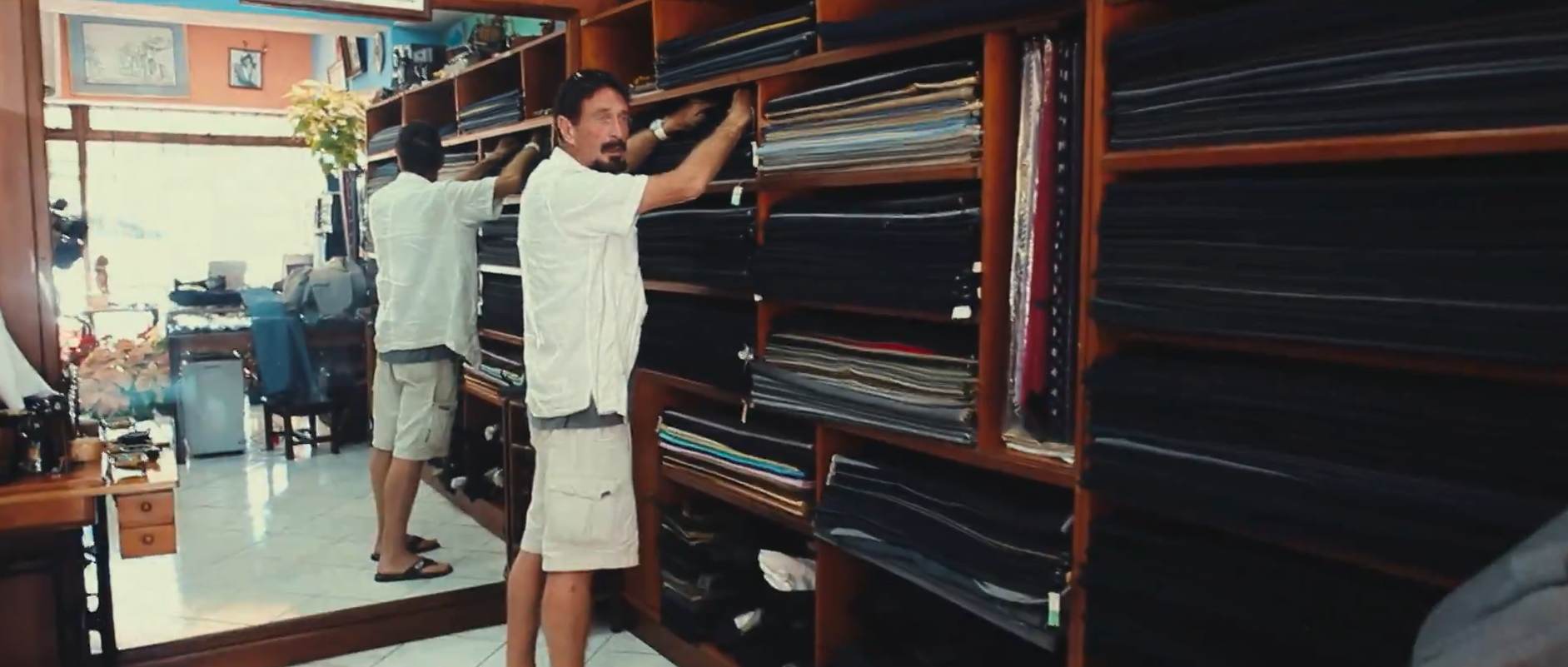 Кадр 4 з Наввипередки з дияволом: Шалений світ Джона Макафі