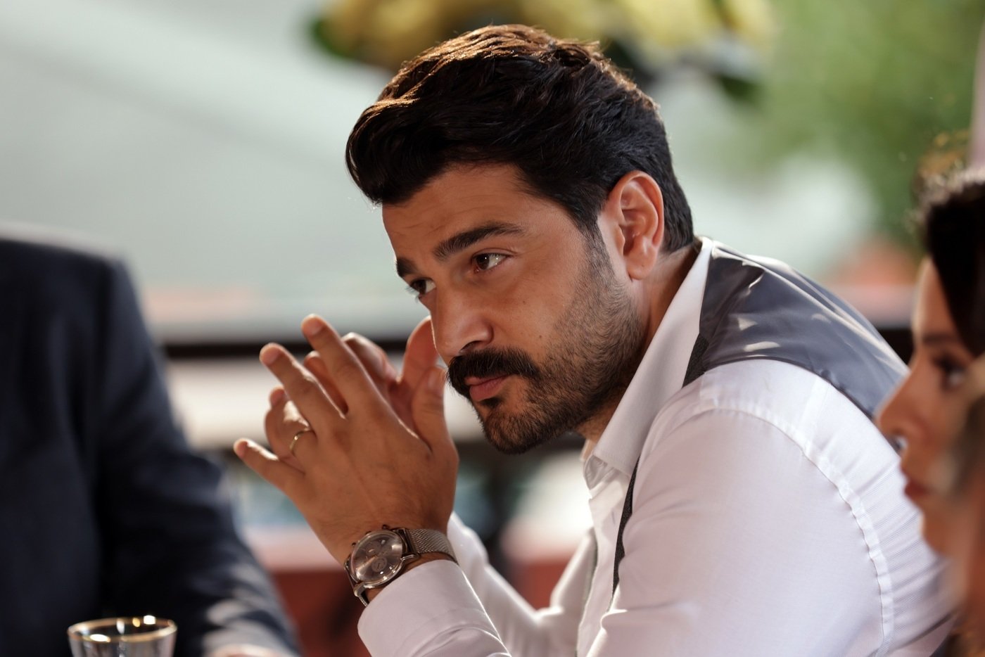 Кадр 3 з Незміренне кохання 1 сезон