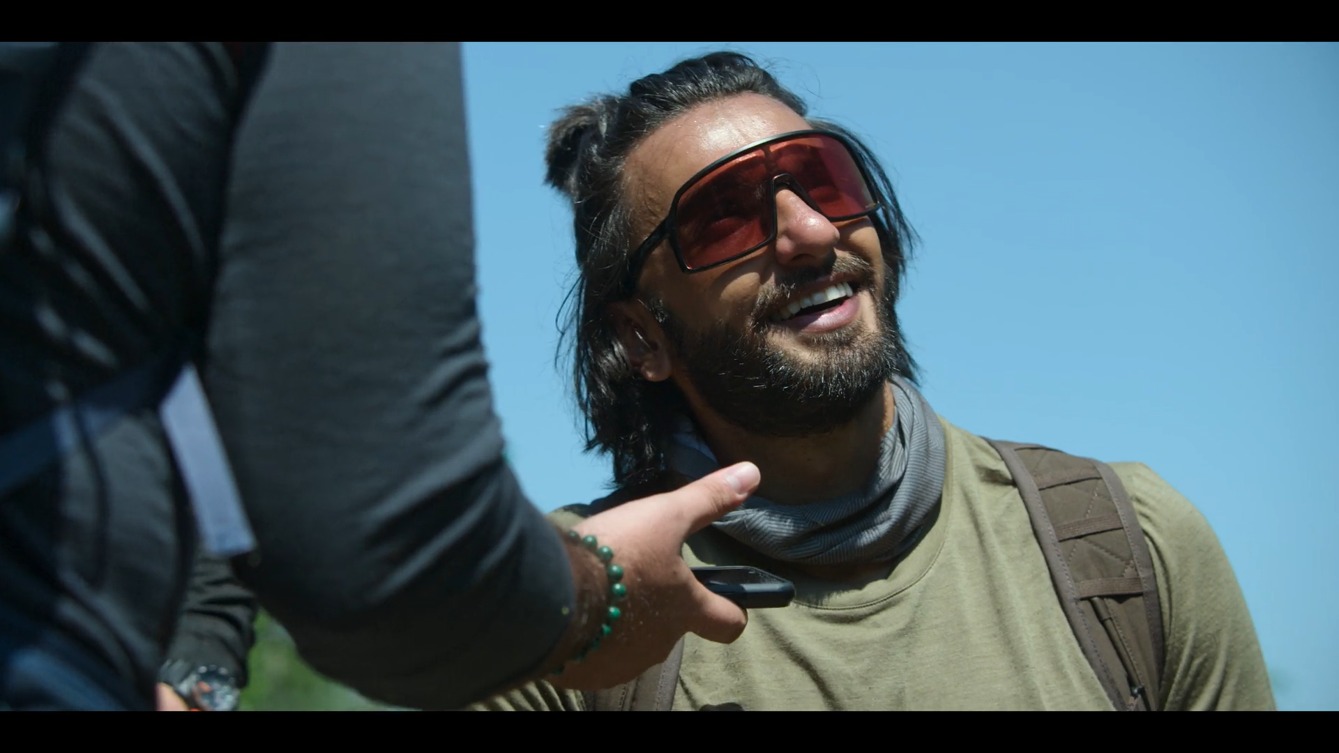 Кадр 3 з Ранвір і Беар Ґріллз проти дикої природи