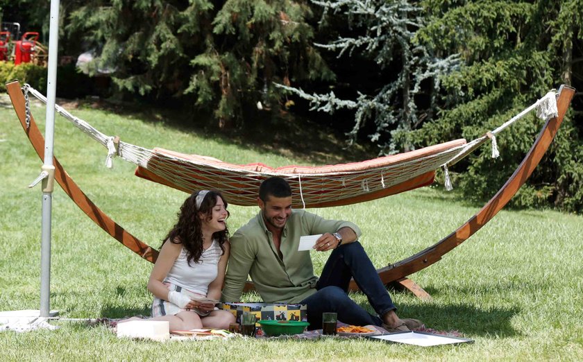 Кадр 3 з Статус стосунків: усе складно 1 сезон