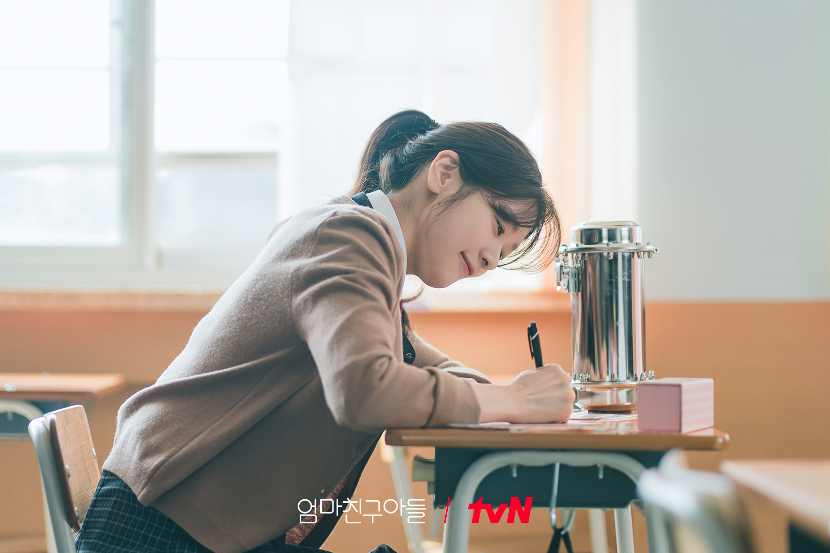 Кадр 3 з Син маминої подруги / Кохання по сусідству 1 сезон